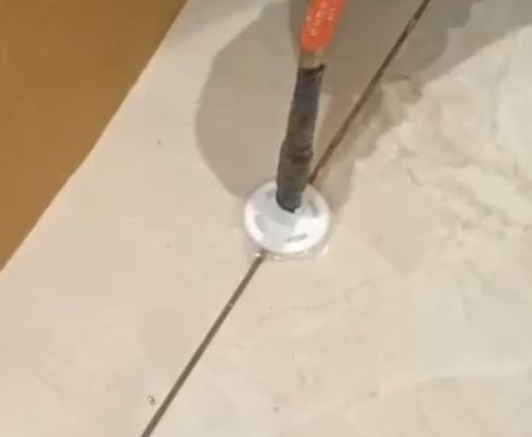 高邑瓷砖空鼓维修公司专业解答瓷砖在铺贴过程中，如果没有涂抹均匀到位的粘结材料（如水泥砂浆或瓷砖胶），可能会导致以下问题