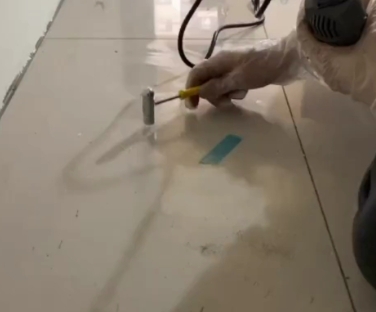 高邑瓷砖开裂维修公司专业分享瓷砖在铺贴前如果没有沥干水分，将会导致以下问题